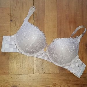 32B VICTORIA SECRET - BOMBSHELL PLUNGE BRA